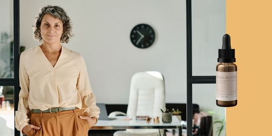 CBD et travail femme devant bureau